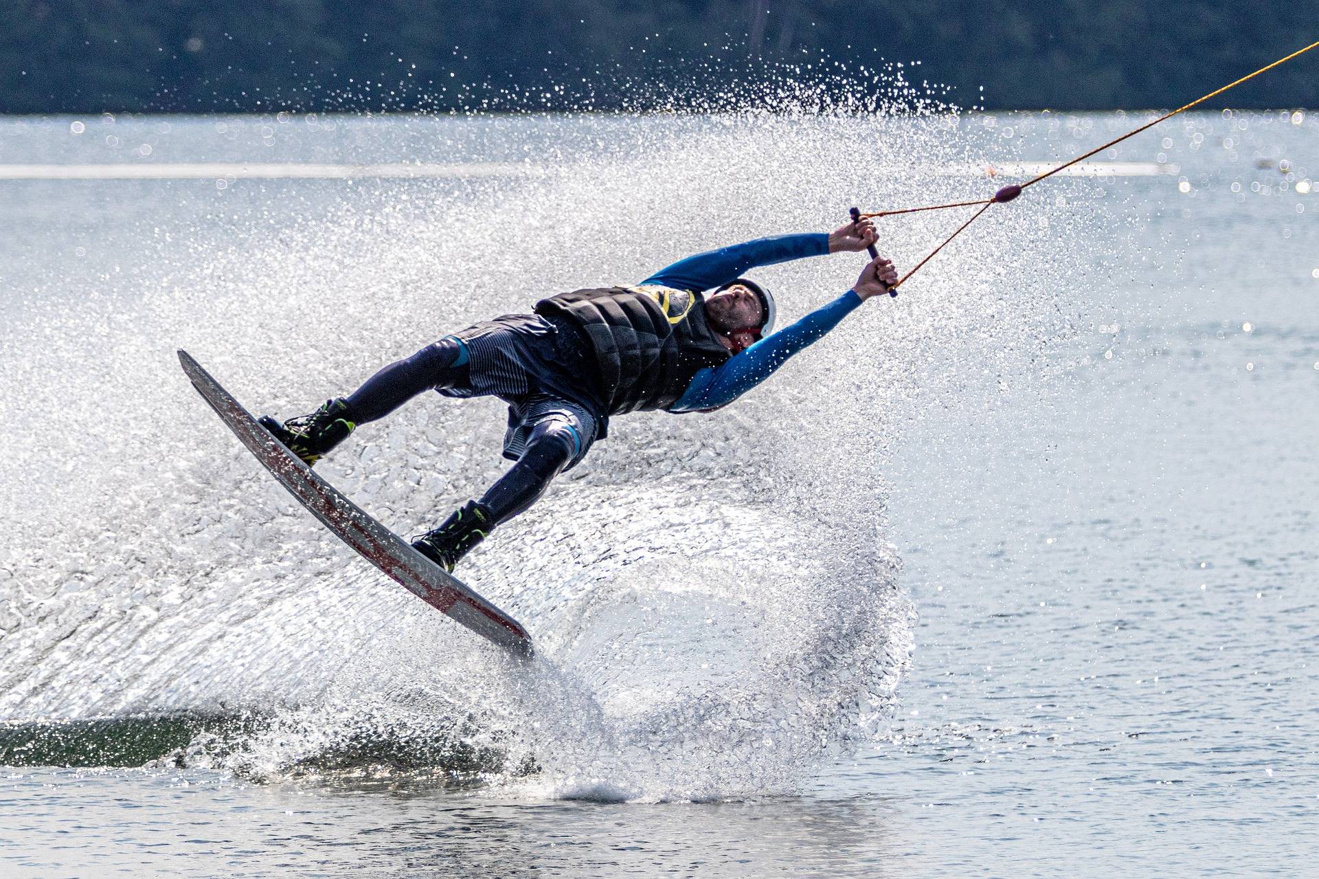 Увлекаться водным. Водный спорт. Водные лыжи вид спорта. Занятие экстремальными видами спорта. Экстремальные водные виды спорта.